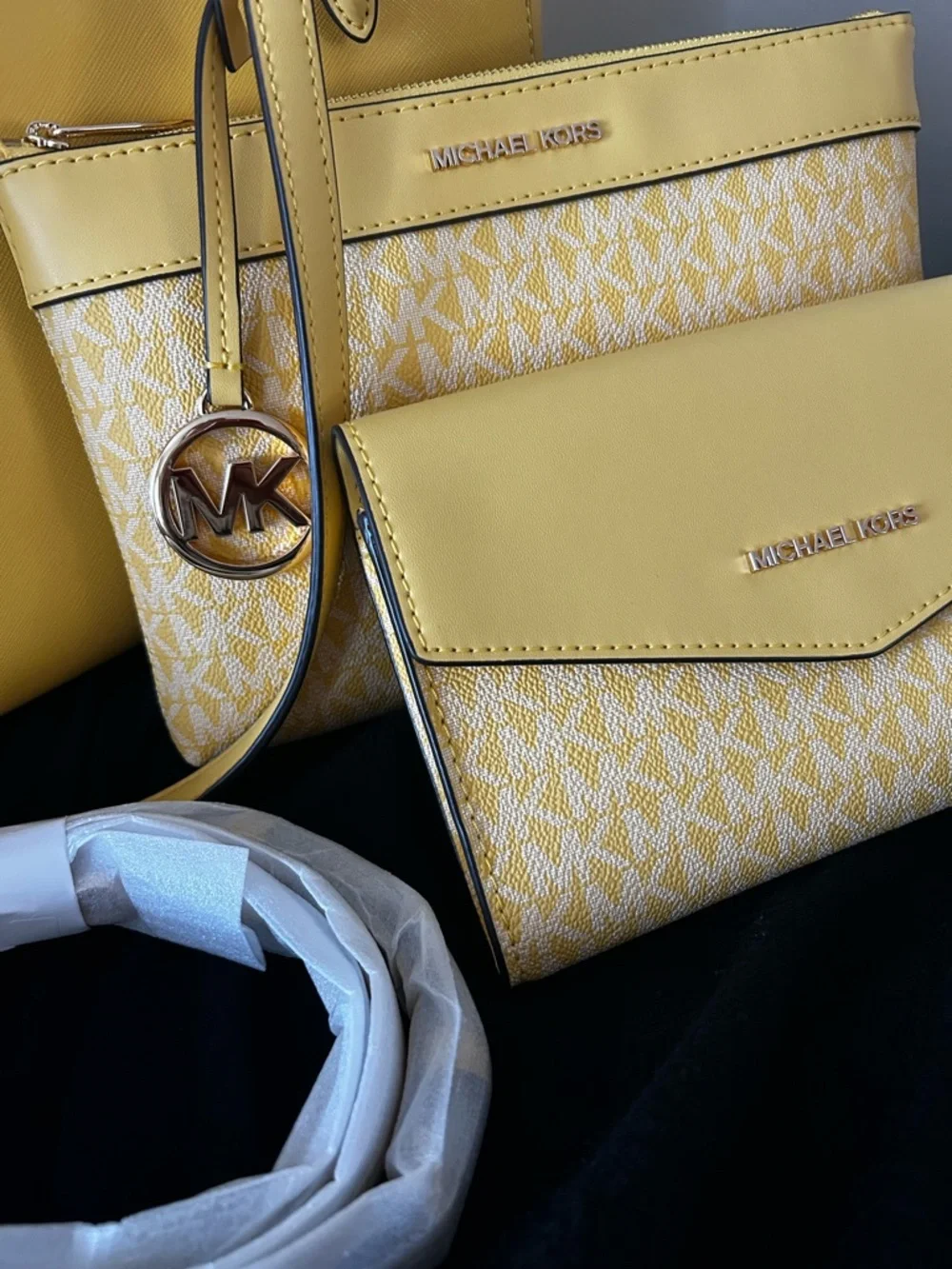 FOR UR SPRING/ SUMMER BAG COLLECTION: MK Daisy 3-Pcs Tote, Crossbody/Wristlet - Picture 7 of 15